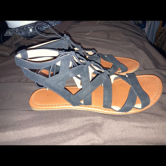 Practically new Womens size 6 black strappy sandal - Picture 3 of 3